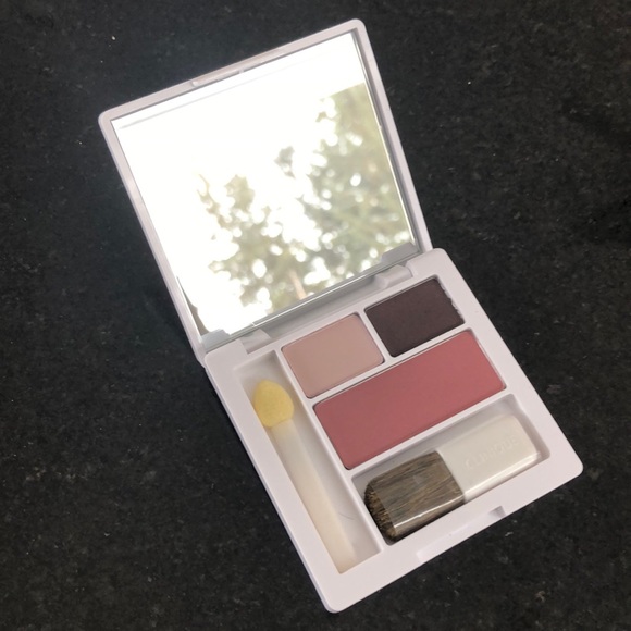 Clinique travel eye shadow/blush pallet - Picture 2 of 3